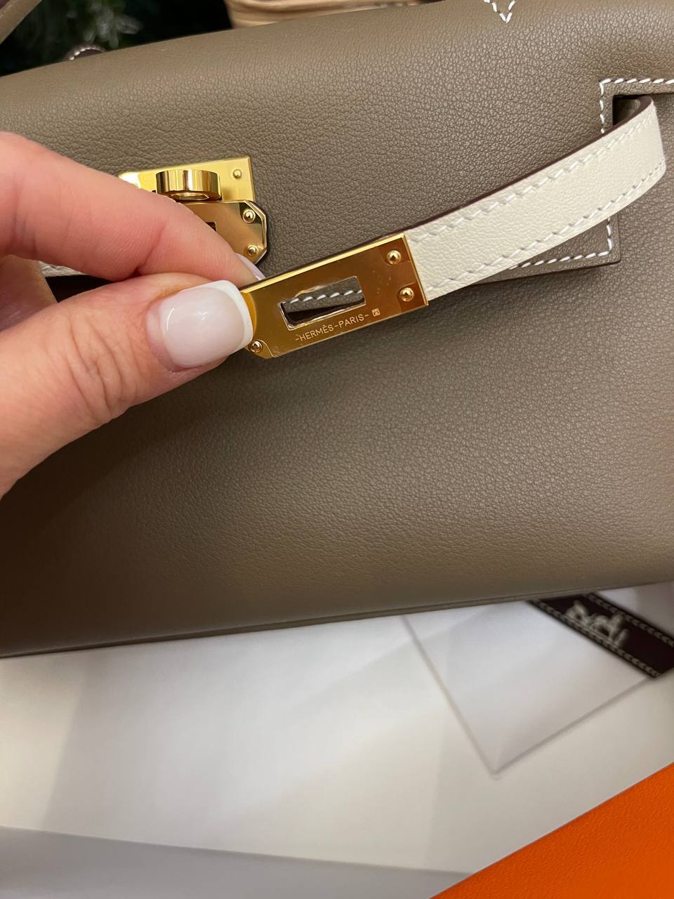 Перламутрово-серая Kelly Pochette Hermes коллекционная BP-44510 Перламутрово-серая Kelly Pochette Hermes коллекционная BP-44510