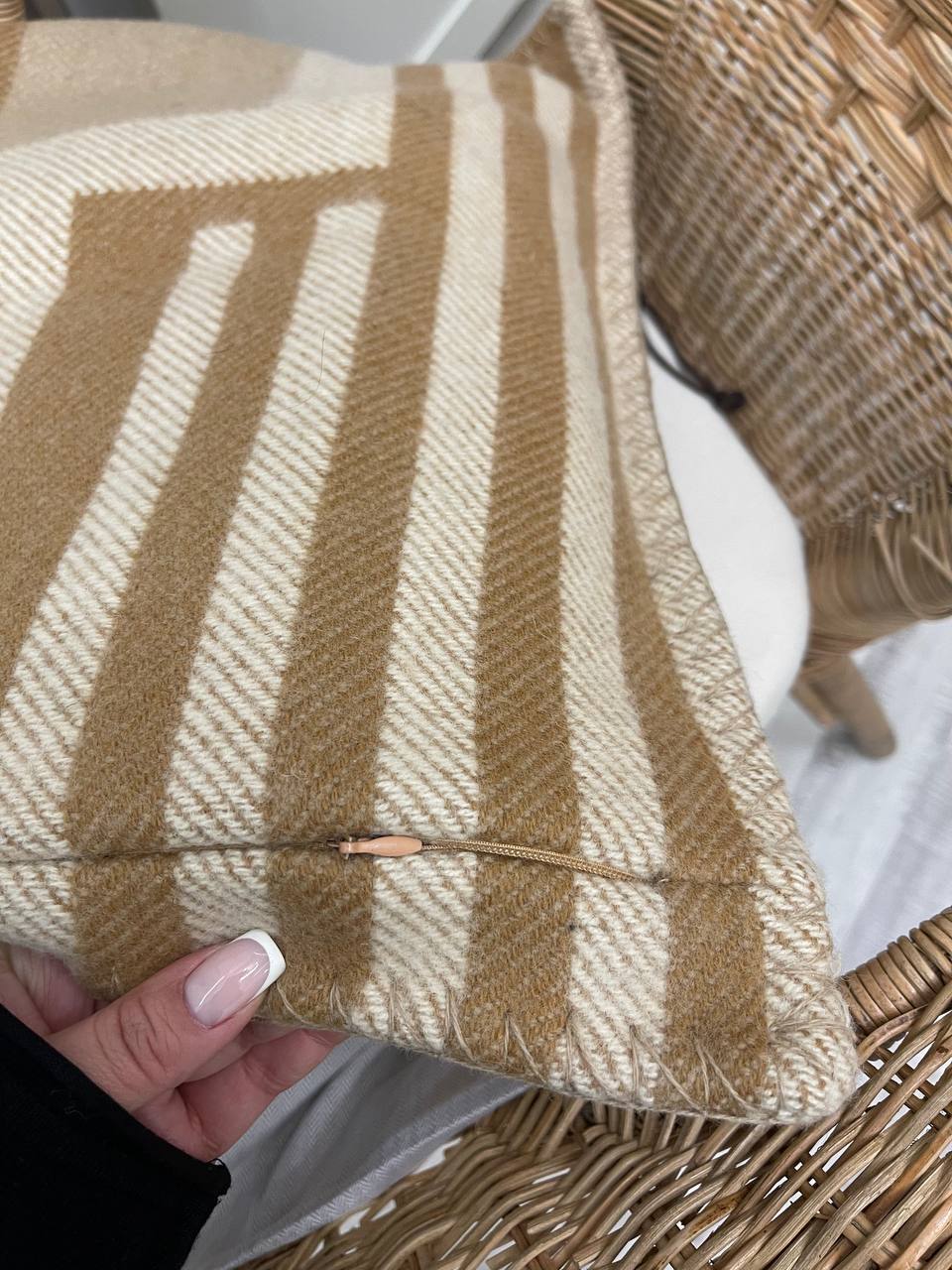 Подушка коричневого цвета Hermes BP-45577 Подушка коричневого цвета Hermes BP-45577