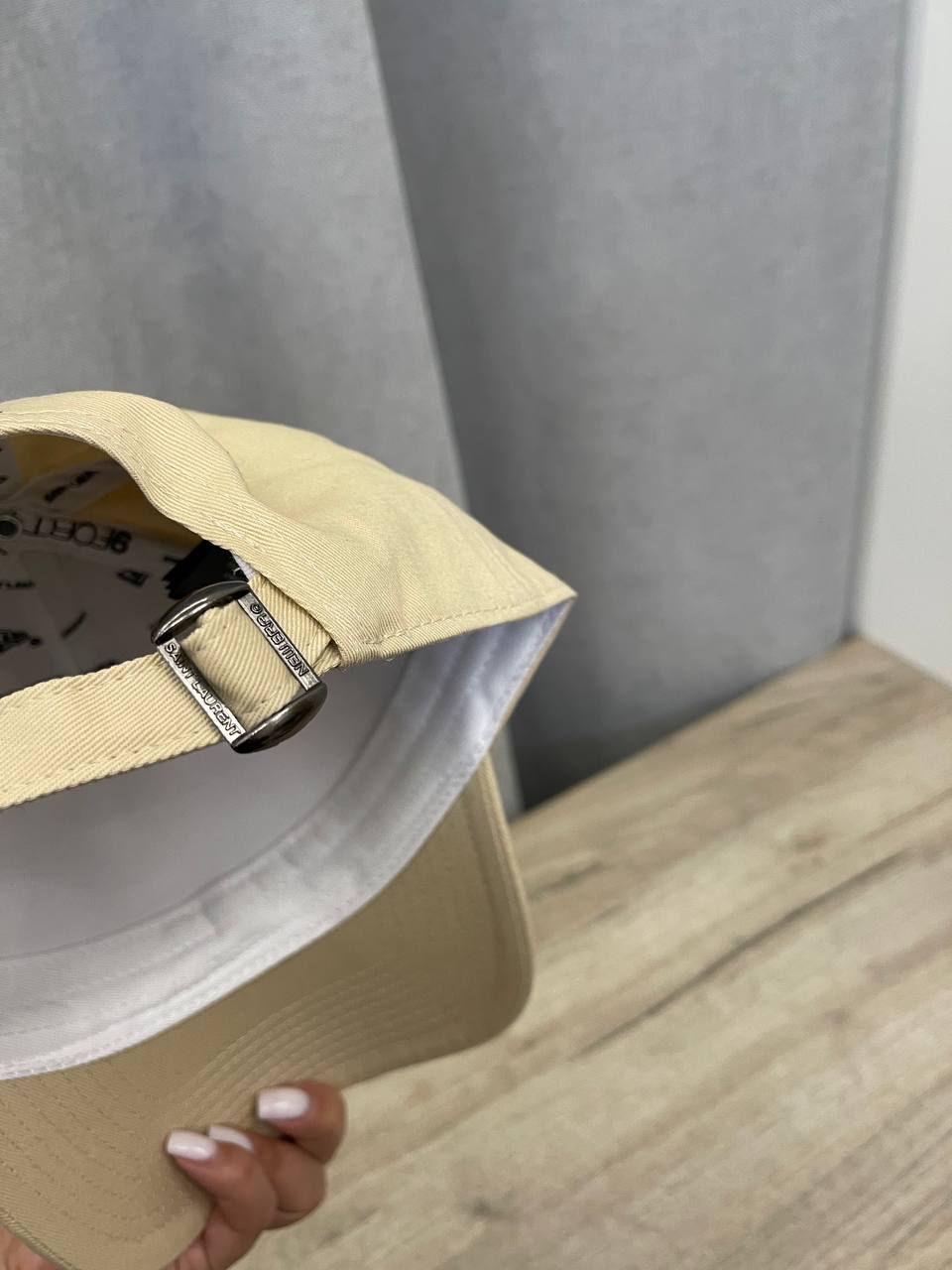 Повседневная бейсболка Yves Saint Laurent BP-50669 Повседневная бейсболка Yves Saint Laurent BP-50669