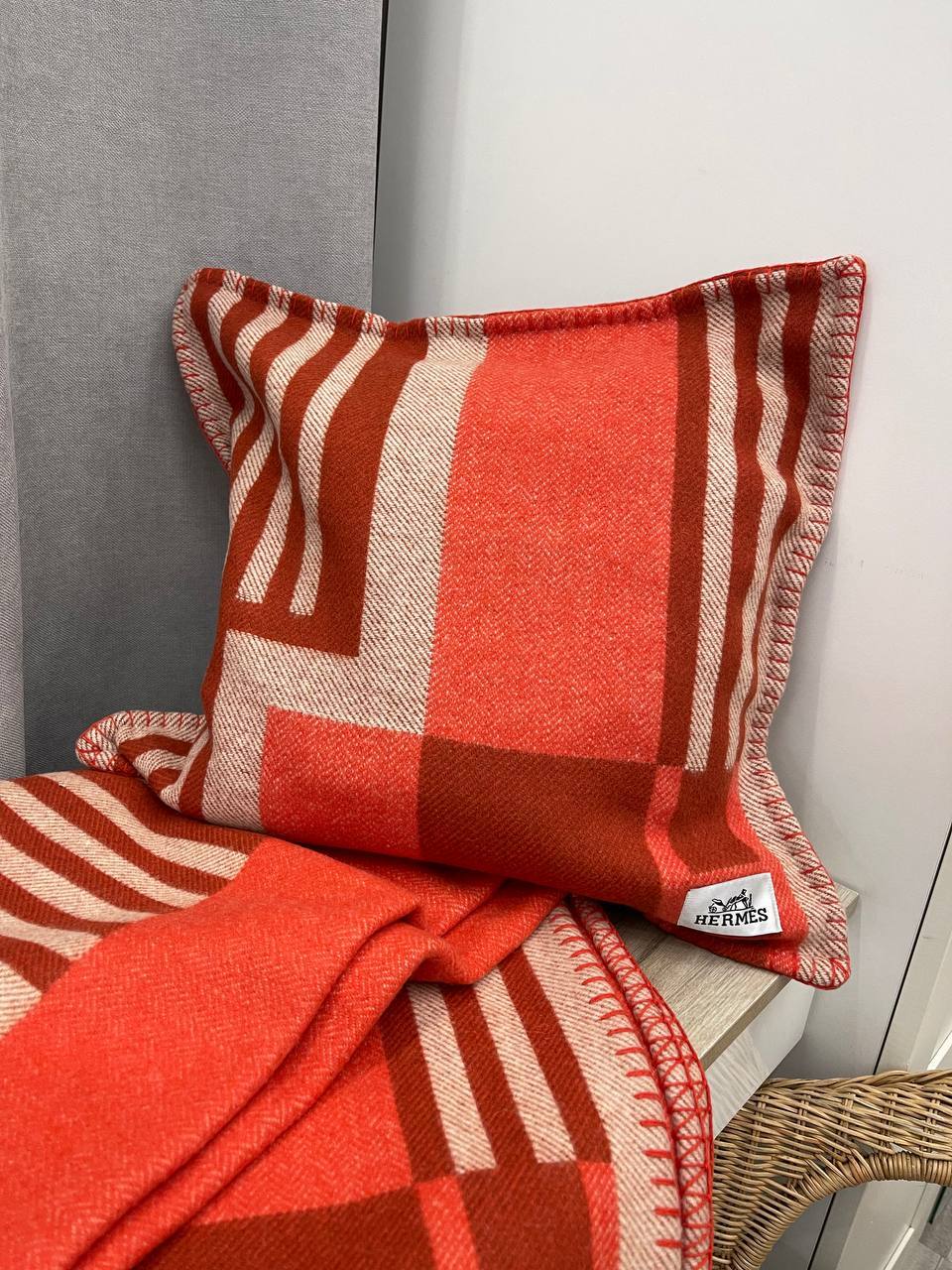 Подушка красного цвета Hermes BP-45576 Подушка красного цвета Hermes BP-45576