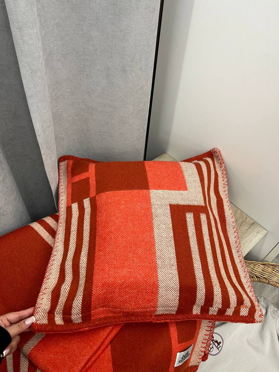 Подушка красного цвета Hermes BP-45576 Подушка красного цвета Hermes BP-45576