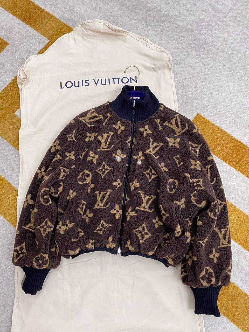 Бомбер двухсторонний коллекционный Louis Vuitton BP-21948 Бомбер двухсторонний коллекционный Louis Vuitton BP-21948