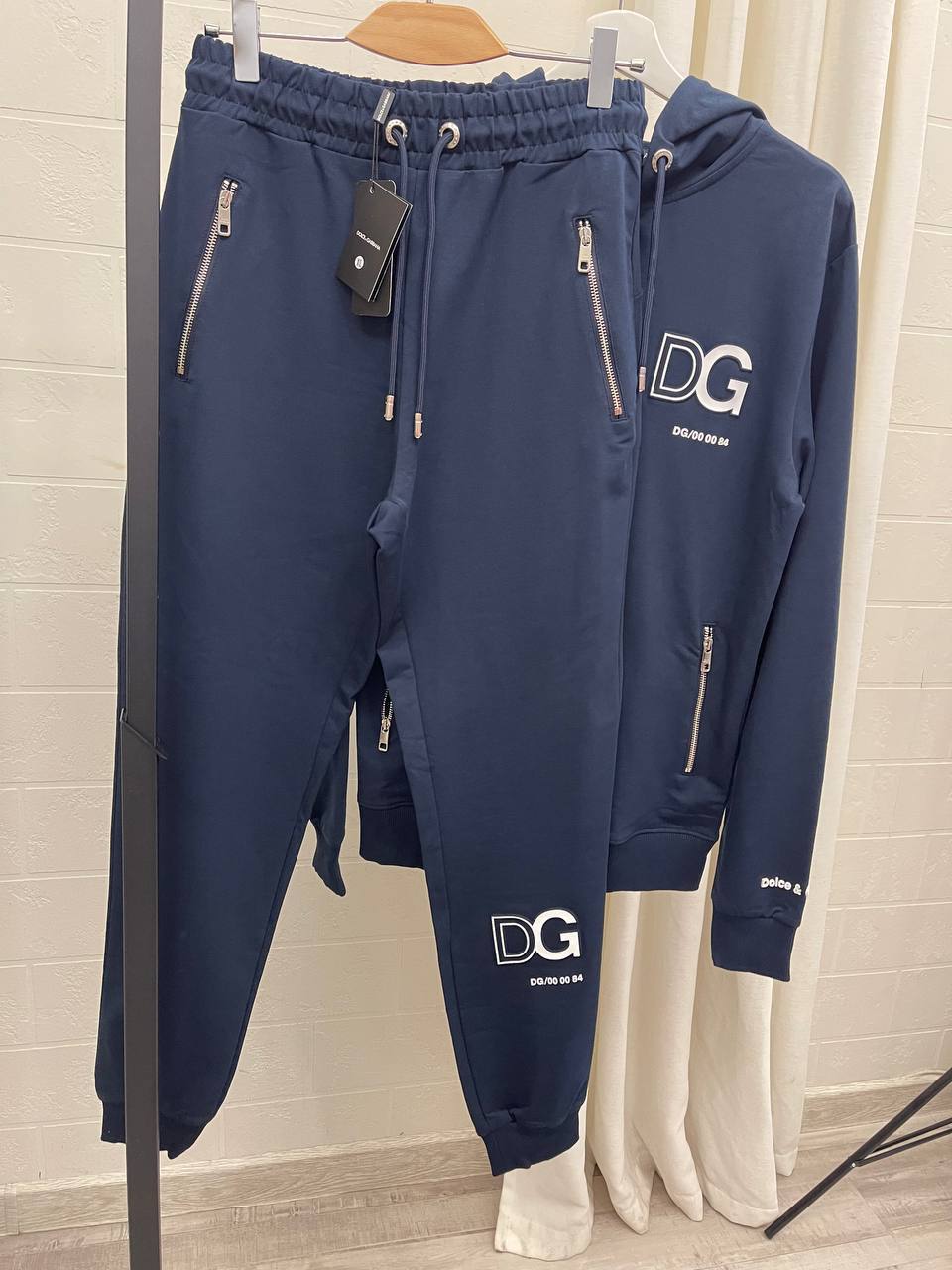 Спортивный костюм с рельефным логотипом синий Dolce & Gabbana BP-14445 Спортивный костюм с рельефным логотипом синий Dolce & Gabbana BP-14445