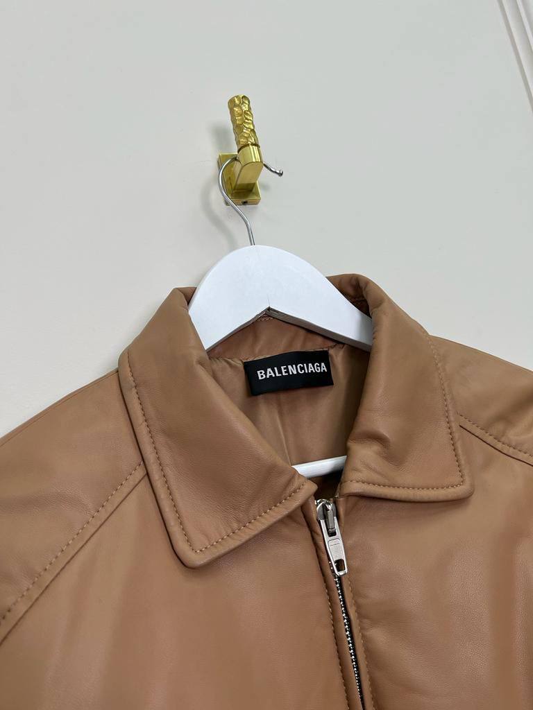 Женская куртка Balenciaga BP-21158 лимитированная Женская куртка Balenciaga BP-21158 лимитированная