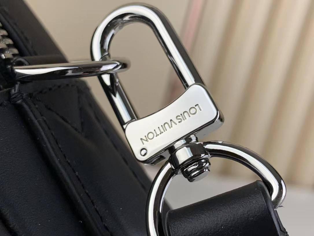 Борсетка BP-39692 от Louis Vuitton Борсетка BP-39692 от Louis Vuitton