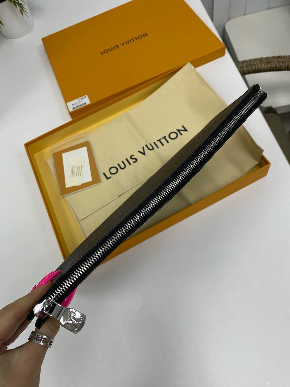 Папка черная от Louis Vuitton 35x25x4 BP-27592HM Папка черная от Louis Vuitton 35x25x4 BP-27592HM