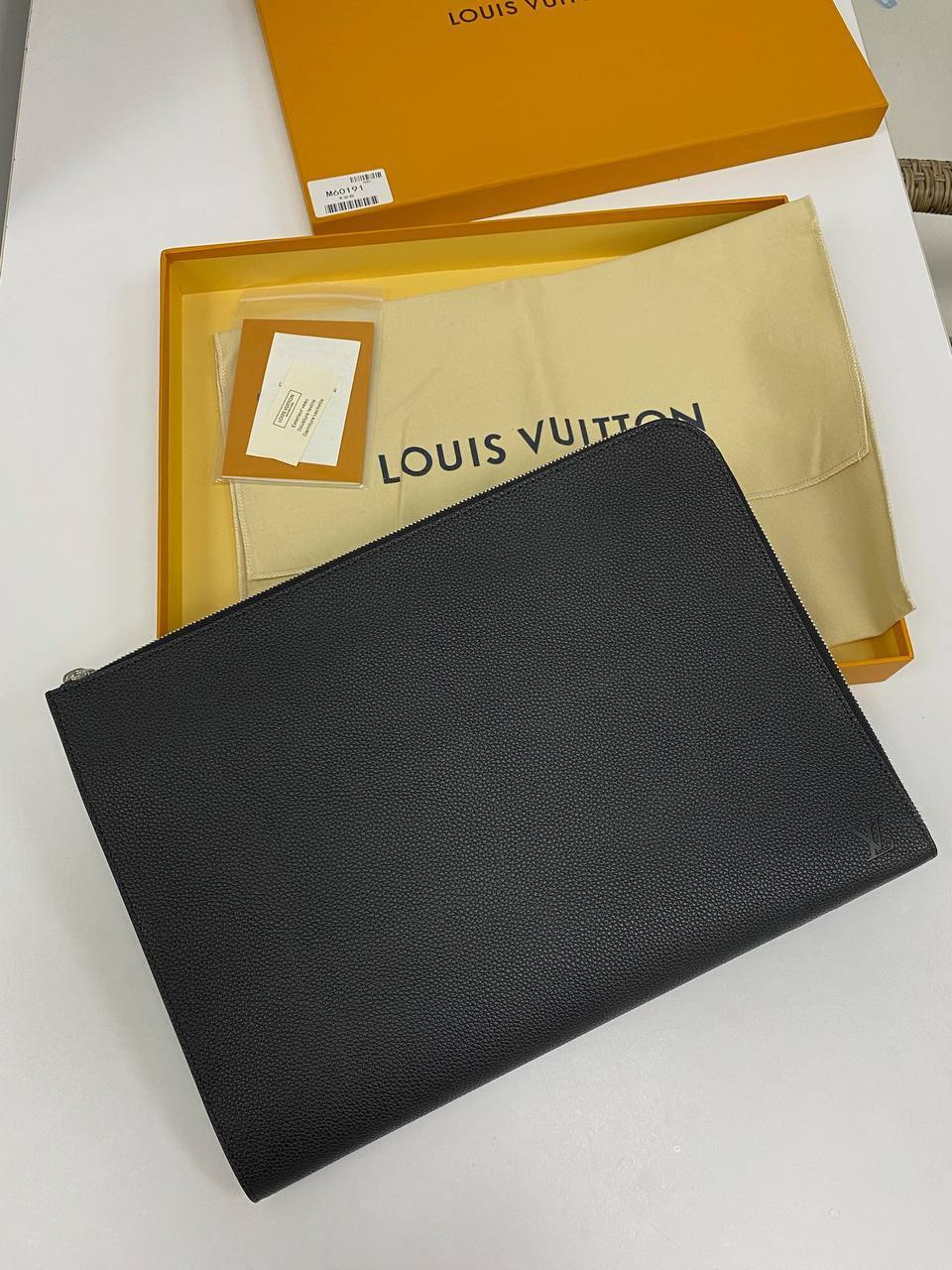 Папка черная от Louis Vuitton 35x25x4 BP-27592HM Папка черная от Louis Vuitton 35x25x4 BP-27592HM