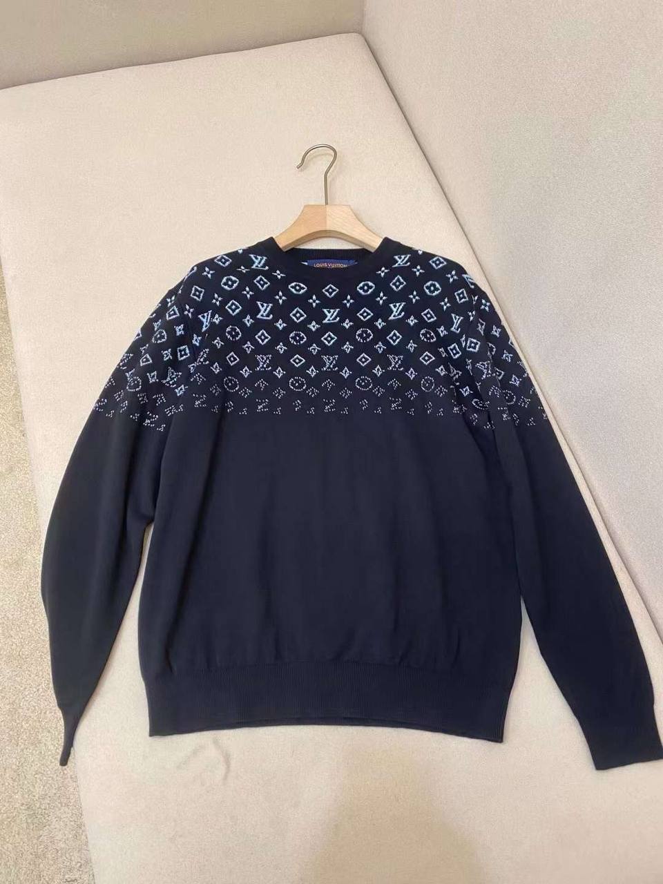 Свитшот Louis Vuitton BP-43765 эксклюзивный Свитшот Louis Vuitton BP-43765 эксклюзивный