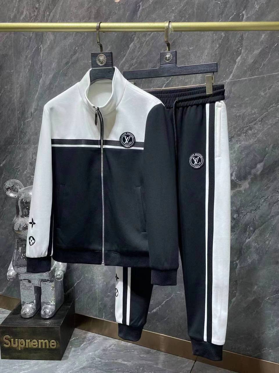 Черно-белый костюм с манжетами Louis Vuitton BP-26576 Черно-белый костюм с манжетами Louis Vuitton BP-26576