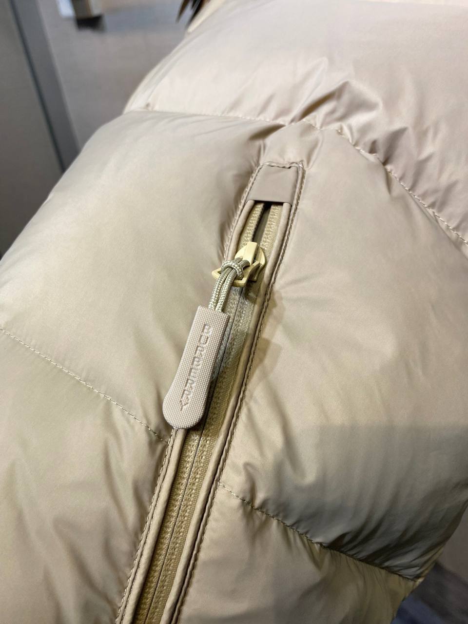 Пуховик-жилет бежевый Burberry BP-709887 Пуховик-жилет бежевый Burberry BP-709887