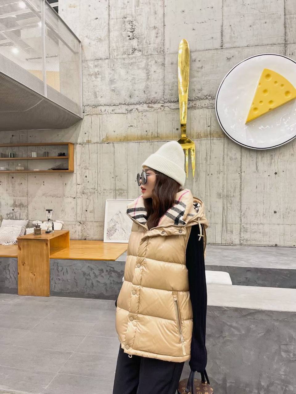 Пуховик-жилет бежевый Burberry BP-709887 Пуховик-жилет бежевый Burberry BP-709887