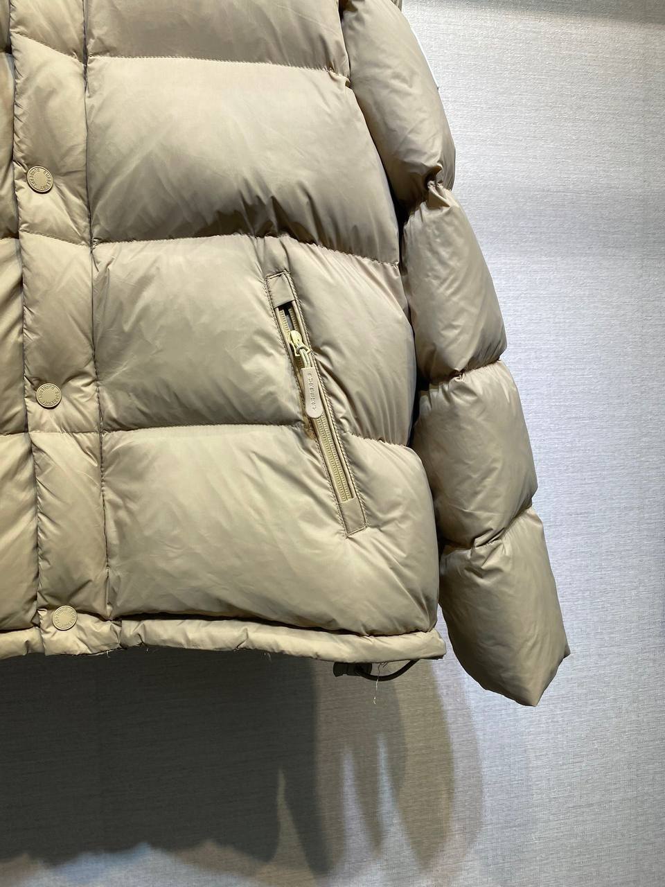 Пуховик-жилет бежевый Burberry BP-709887 Пуховик-жилет бежевый Burberry BP-709887