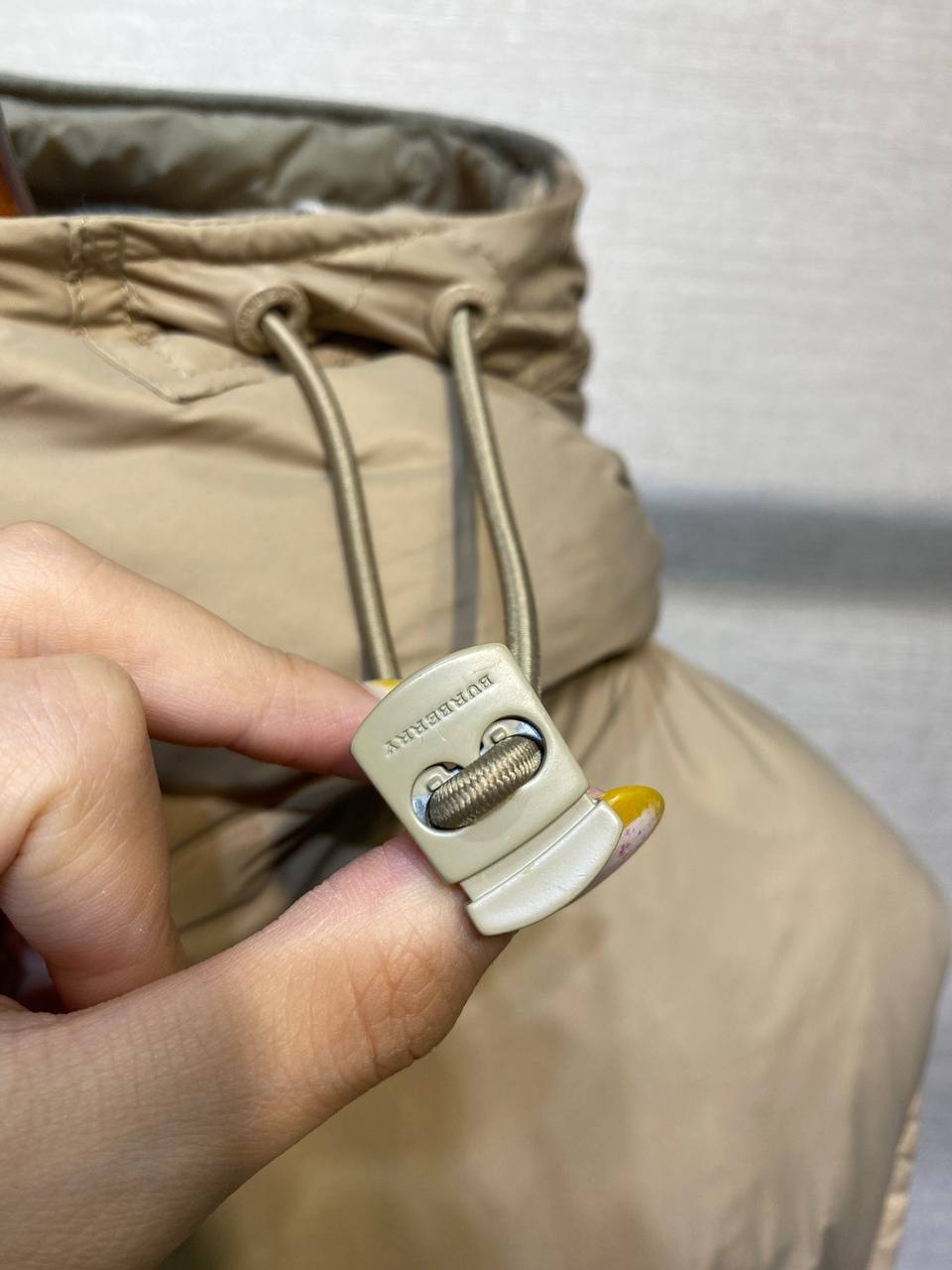 Пуховик-жилет бежевый Burberry BP-709887 Пуховик-жилет бежевый Burberry BP-709887