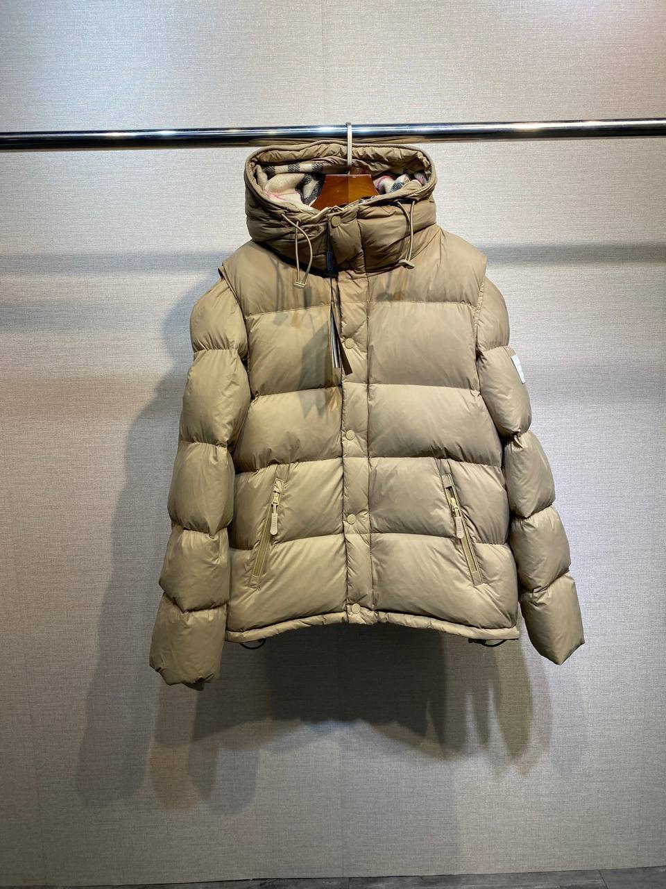 Пуховик-жилет бежевый Burberry BP-709887 Пуховик-жилет бежевый Burberry BP-709887