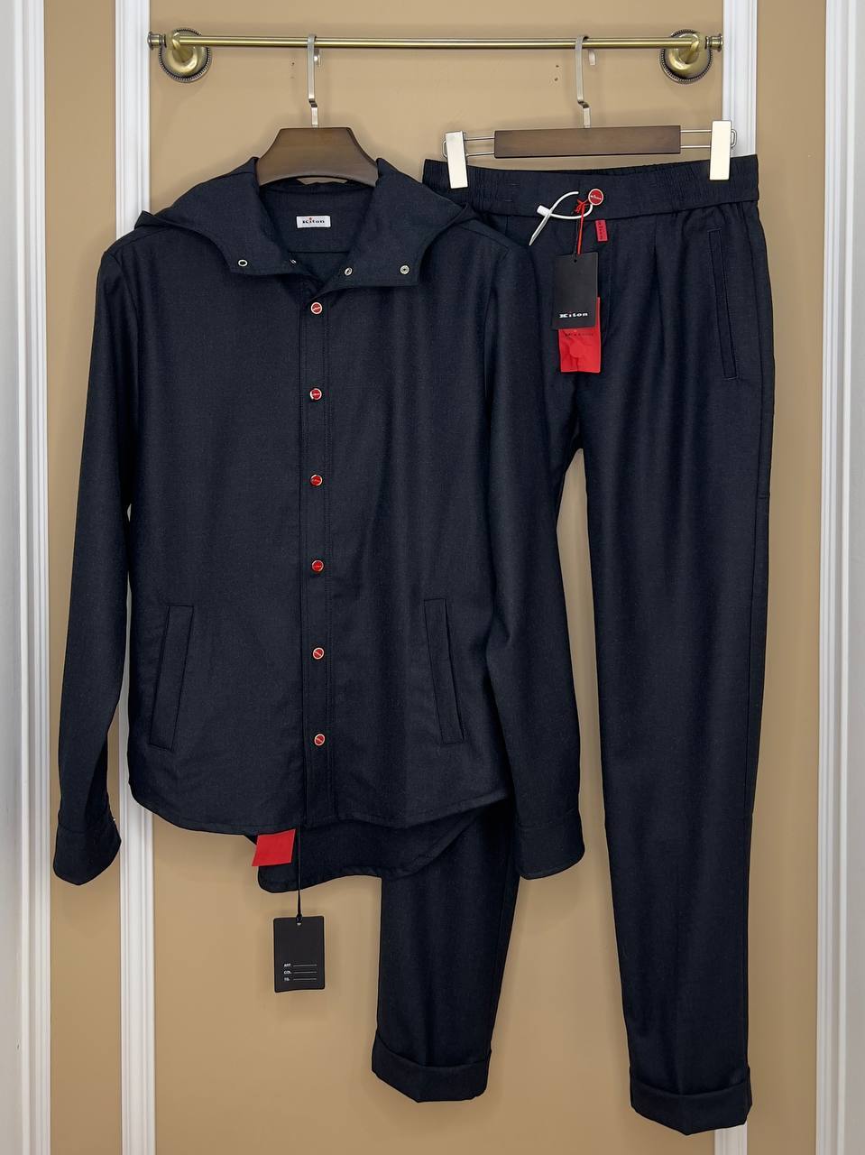 Стильный мужской костюм Kiton BP-43979 Стильный мужской костюм Kiton BP-43979