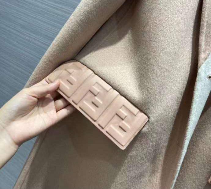 Трендовое пальто Fendi BP-25790 Трендовое пальто Fendi BP-25790