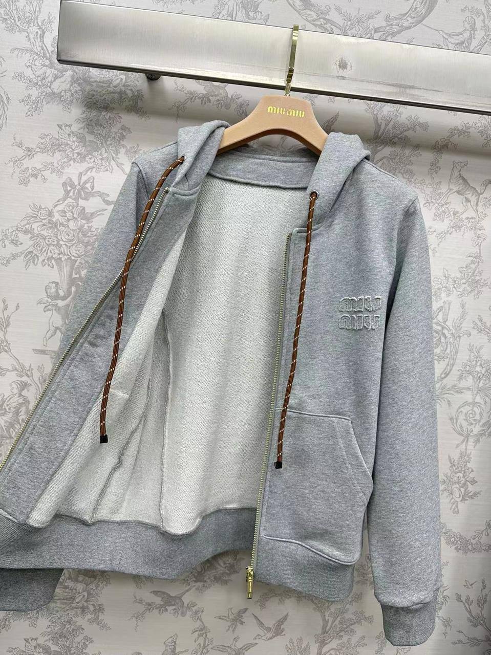 Коллекционный спортивный костюм Miu Miu BP-53414 Коллекционный спортивный костюм Miu Miu BP-53414