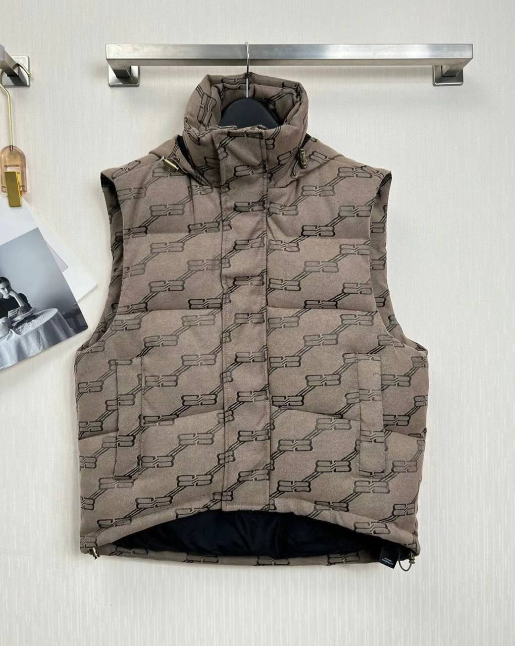 Жилет трендовый Balenciaga BP-22700 Жилет трендовый Balenciaga BP-22700