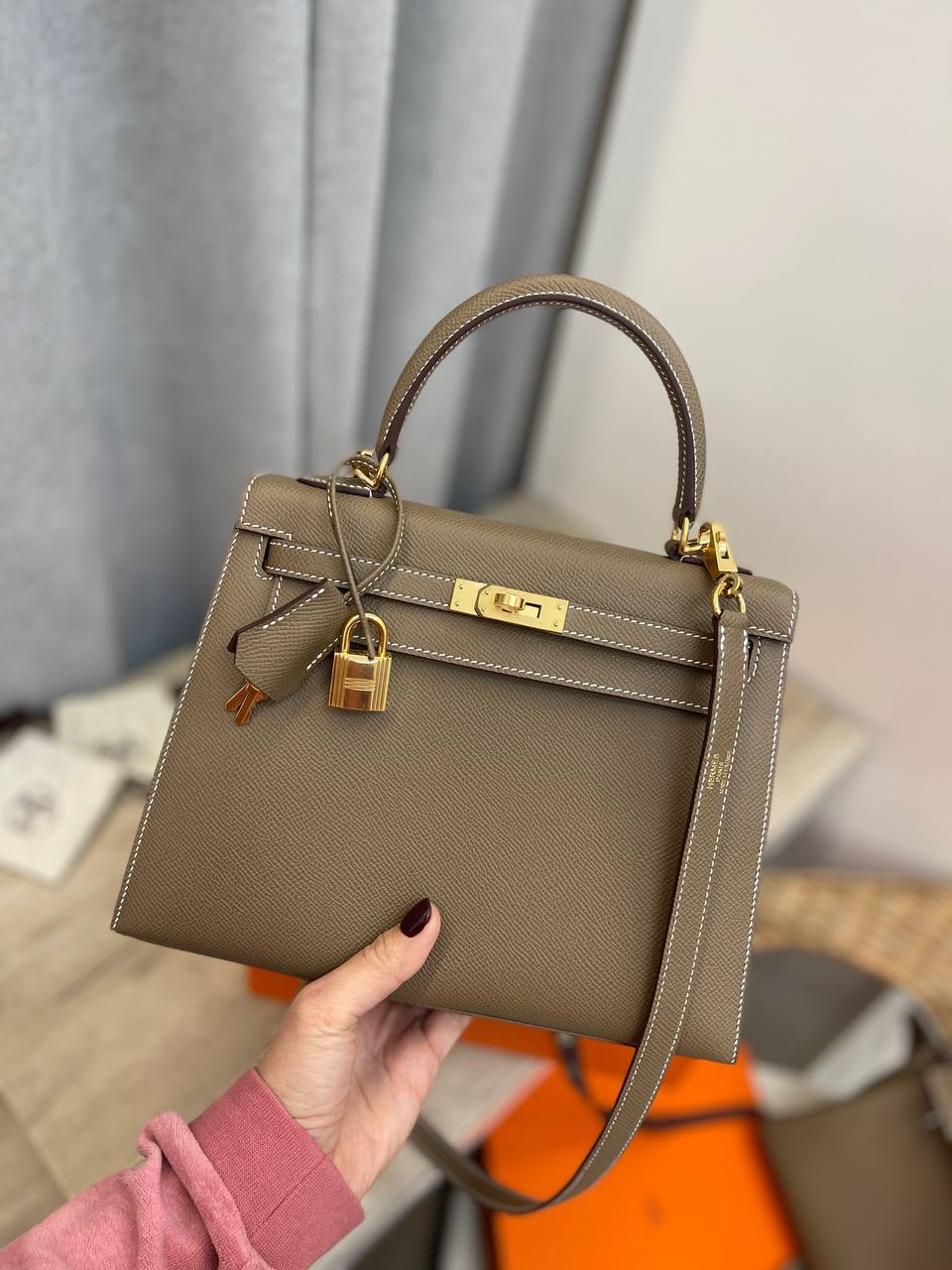 Трендовая сумка Kelly женская, Epsom, 25 см Hermes BP-42419 Трендовая сумка Kelly женская, Epsom, 25 см Hermes BP-42419