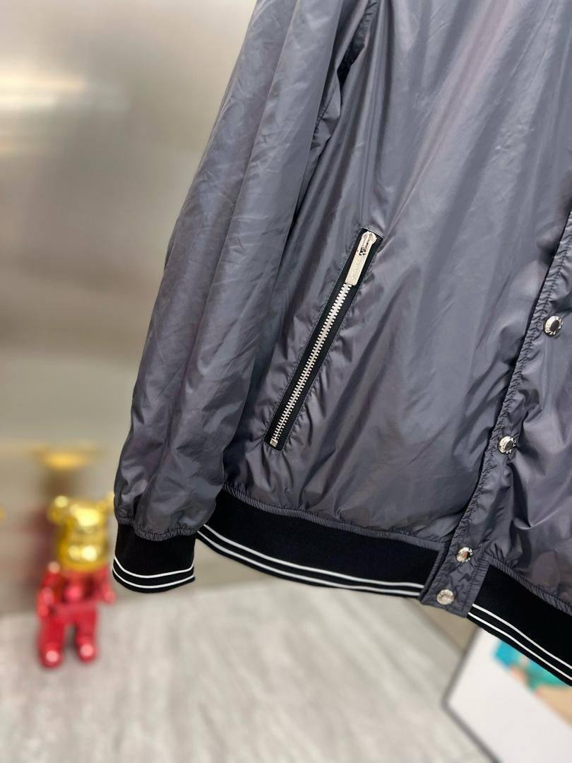 Двухсторонний бомбер Prada BP-48079 лимитированный Двухсторонний бомбер Prada BP-48079 лимитированный