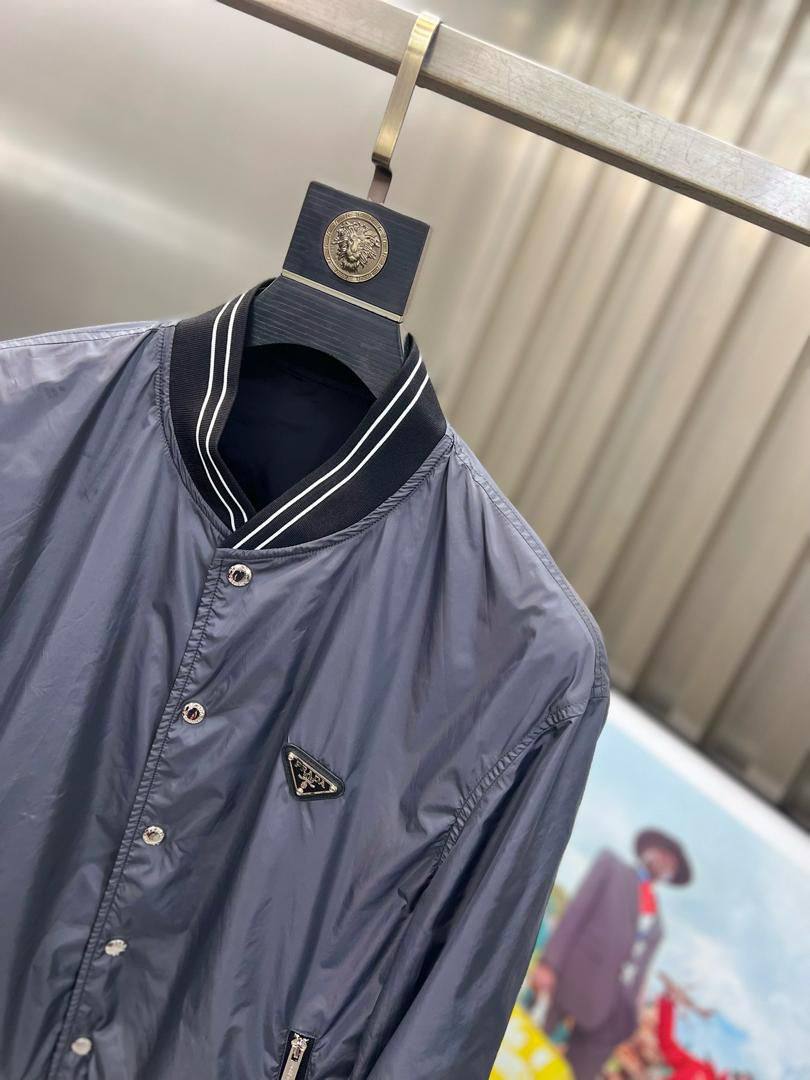 Двухсторонний бомбер Prada BP-48079 лимитированный Двухсторонний бомбер Prada BP-48079 лимитированный