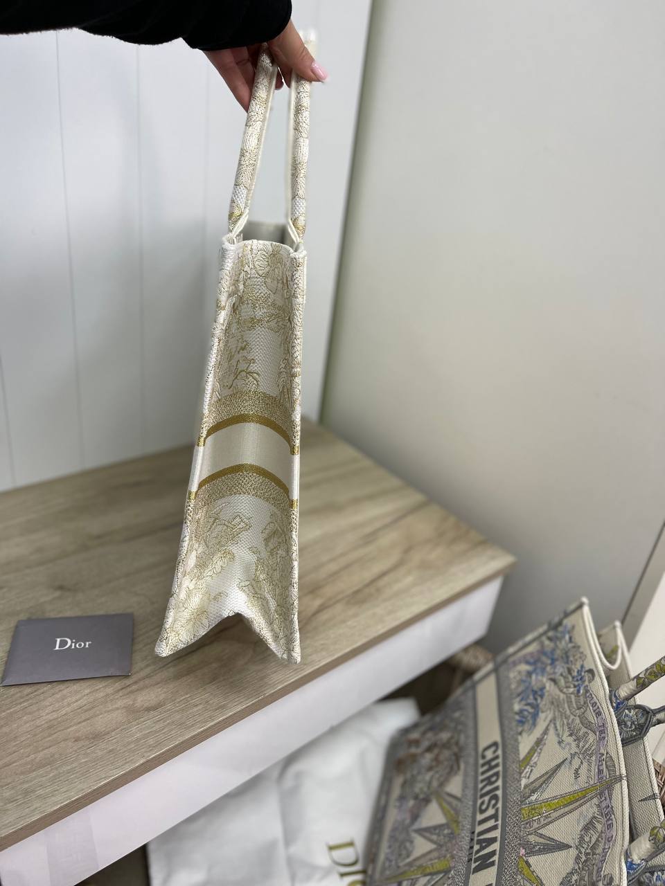 Женская сумка серо-белая Dior Book Tote 42 см Christian Dior BP-26370 Женская сумка серо-белая Dior Book Tote 42 см Christian Dior BP-26370