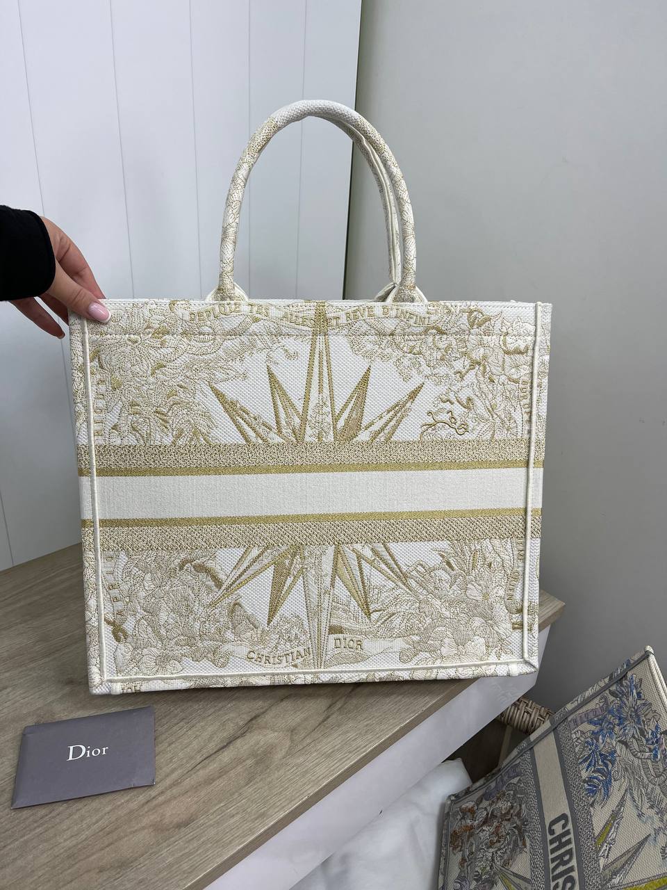 Женская сумка серо-белая Dior Book Tote 42 см Christian Dior BP-26370 Женская сумка серо-белая Dior Book Tote 42 см Christian Dior BP-26370
