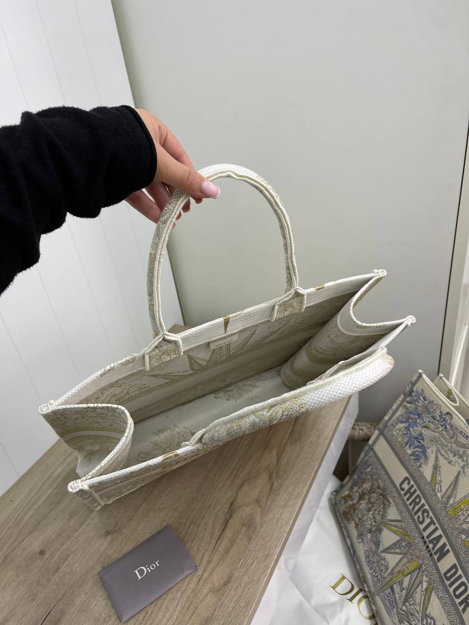 Женская сумка серо-белая Dior Book Tote 42 см Christian Dior BP-26370 Женская сумка серо-белая Dior Book Tote 42 см Christian Dior BP-26370