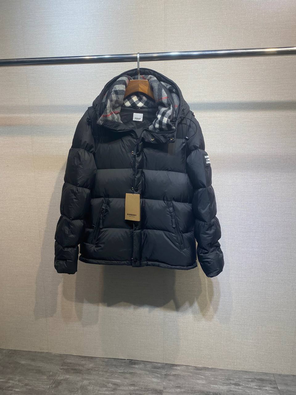 Элитный пуховик-жилет черный Burberry BP-424587 Элитный пуховик-жилет черный Burberry BP-424587