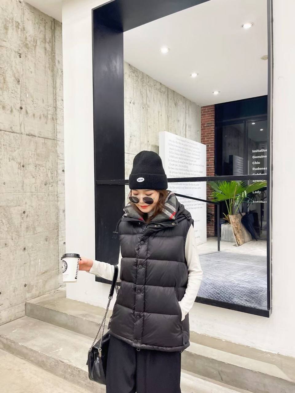 Элитный пуховик-жилет черный Burberry BP-424587 Элитный пуховик-жилет черный Burberry BP-424587