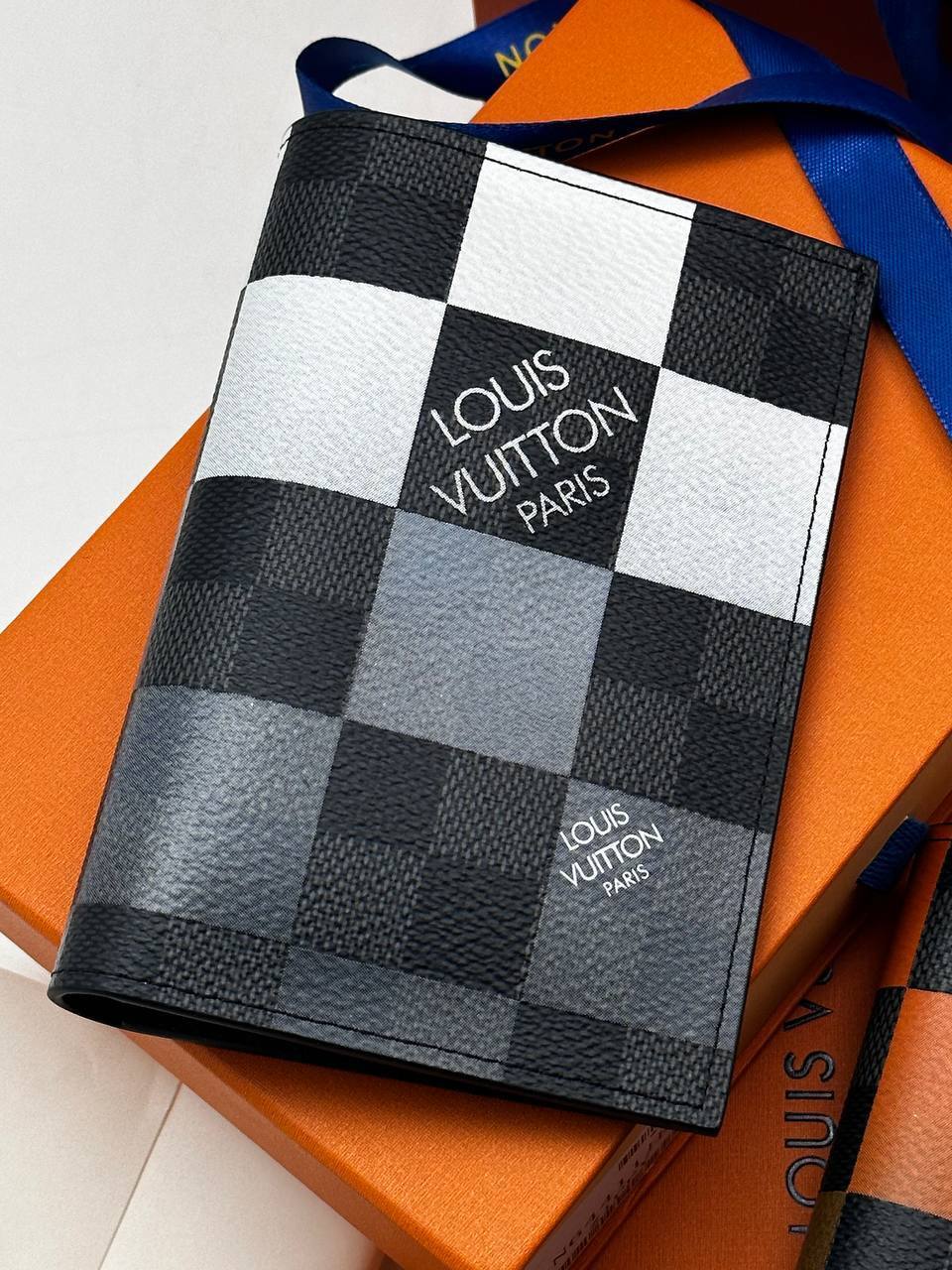 Черно-серая обложка для паспорта Louis Vuitton BP-32595 Черно-серая обложка для паспорта Louis Vuitton BP-32595