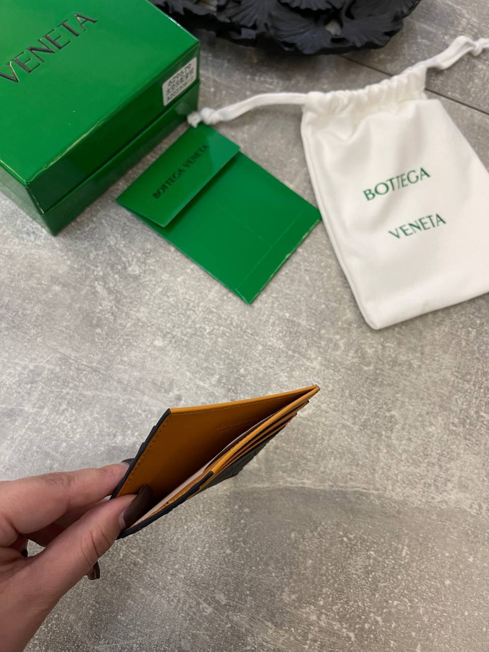 Картхолдер Bottega Veneta черно-коричневый BP-42071 Картхолдер Bottega Veneta черно-коричневый BP-42071