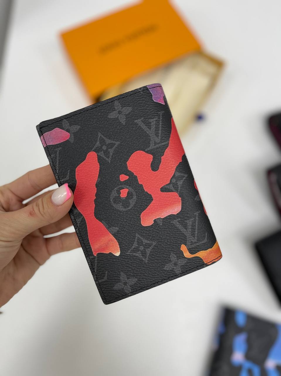 Черная обложка на паспорт с узором Louis Vuitton BP-27271 Черная обложка на паспорт с узором Louis Vuitton BP-27271