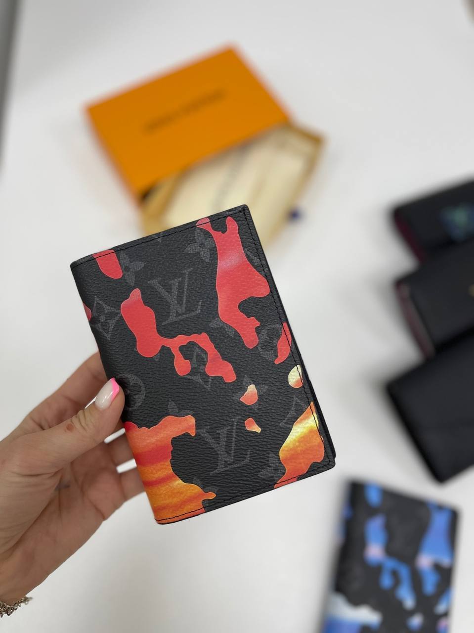 Черная обложка на паспорт с узором Louis Vuitton BP-27271 Черная обложка на паспорт с узором Louis Vuitton BP-27271