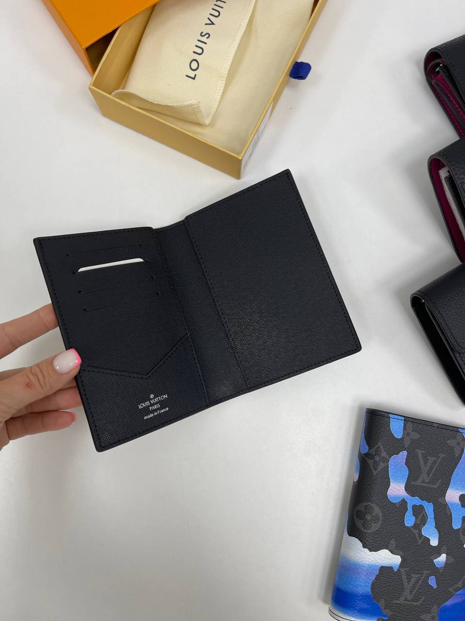 Черная обложка на паспорт с узором Louis Vuitton BP-27271 Черная обложка на паспорт с узором Louis Vuitton BP-27271