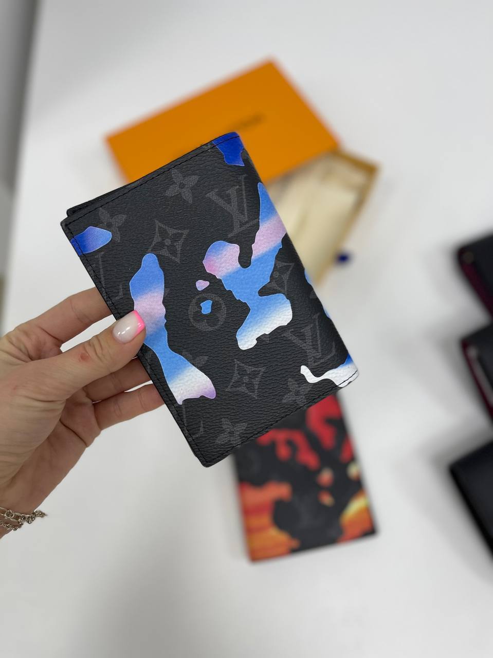 Обложка на паспорт черная с синими узорами Louis Vuitton BP-27270 Обложка на паспорт черная с синими узорами Louis Vuitton BP-27270