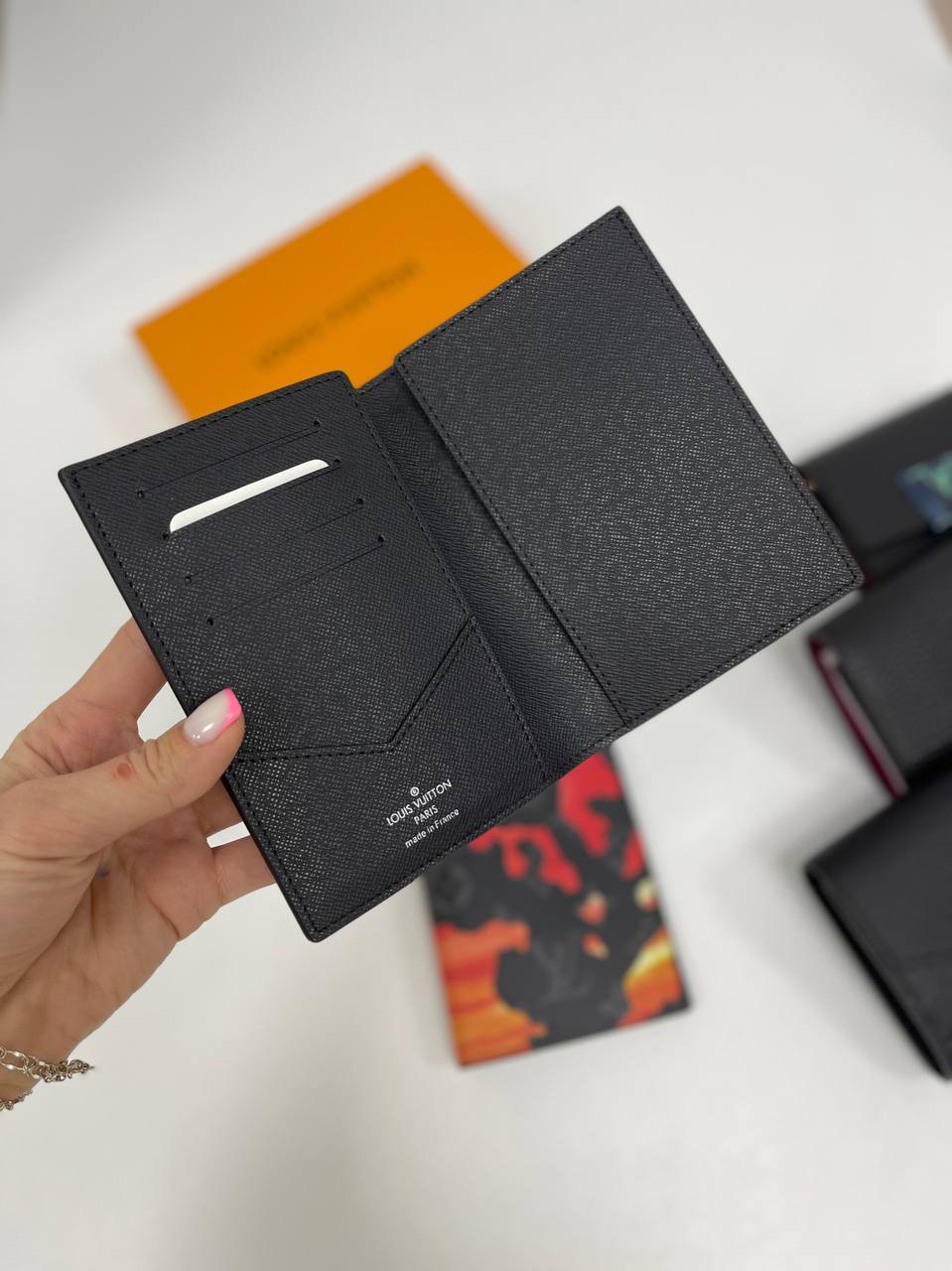 Обложка на паспорт черная с синими узорами Louis Vuitton BP-27270 Обложка на паспорт черная с синими узорами Louis Vuitton BP-27270