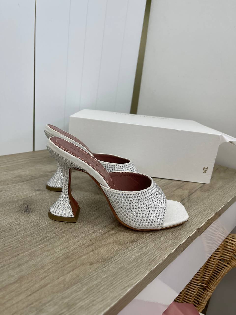 Эксклюзивные мюли Amina Muaddi BP-34779 Эксклюзивные мюли Amina Muaddi BP-34779