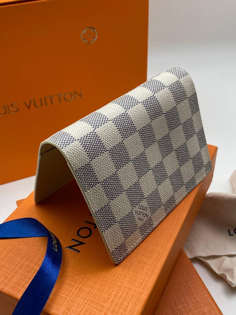 Серо-бежевая обложка на паспорт Louis Vuitton BP-42159 Серо-бежевая обложка на паспорт Louis Vuitton BP-42159