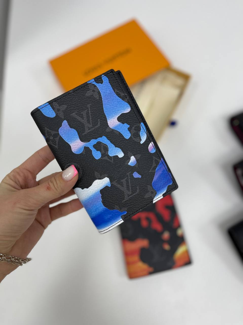 Обложка на паспорт черная с синими узорами Louis Vuitton BP-27270 Обложка на паспорт черная с синими узорами Louis Vuitton BP-27270