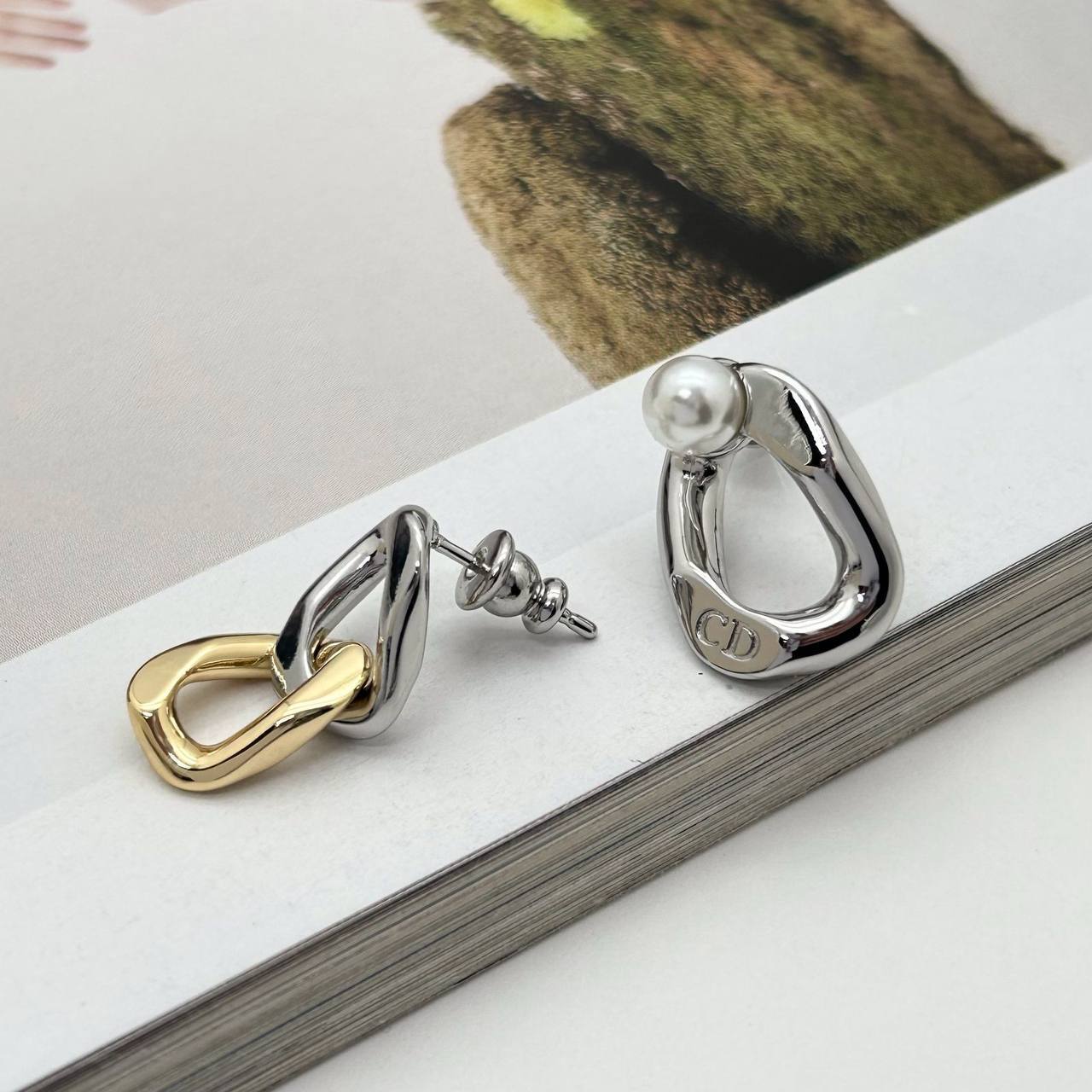 Трендовые серьги Christian Dior BP-47347 Трендовые серьги Christian Dior BP-47347