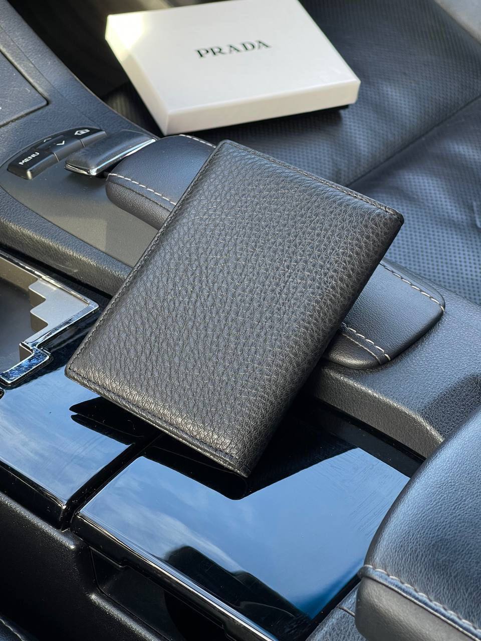 Черная кожаная обложка для паспорта Prada BP-21605 Черная кожаная обложка для паспорта Prada BP-21605