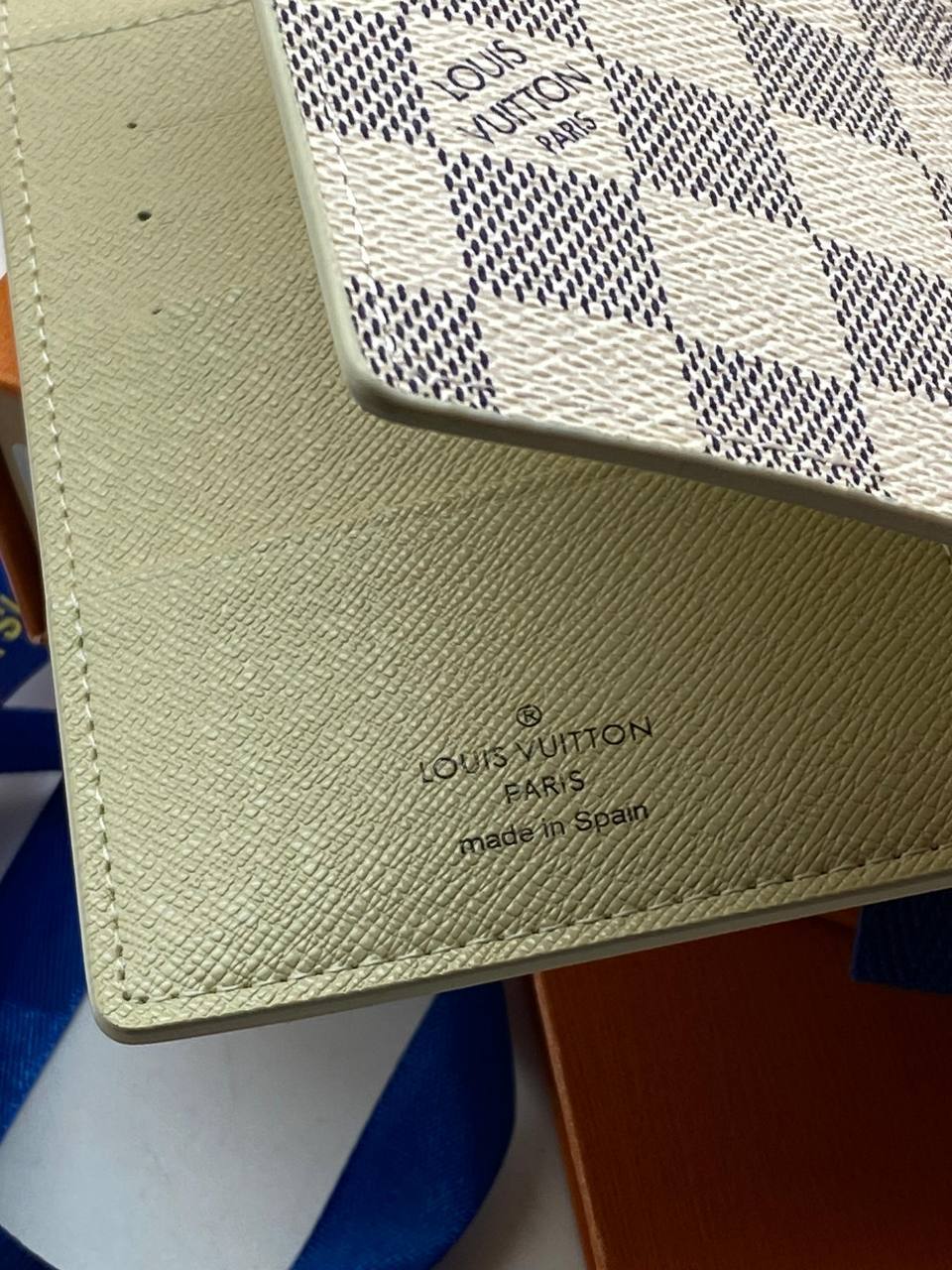 Серо-бежевая обложка на паспорт Louis Vuitton BP-42159 Серо-бежевая обложка на паспорт Louis Vuitton BP-42159