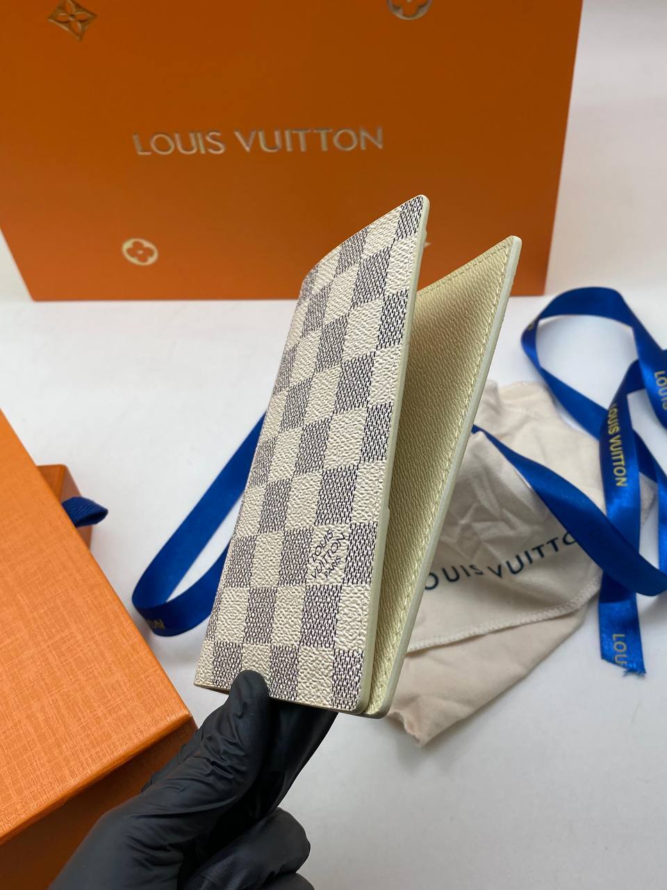 Серо-бежевая обложка на паспорт Louis Vuitton BP-42159 Серо-бежевая обложка на паспорт Louis Vuitton BP-42159