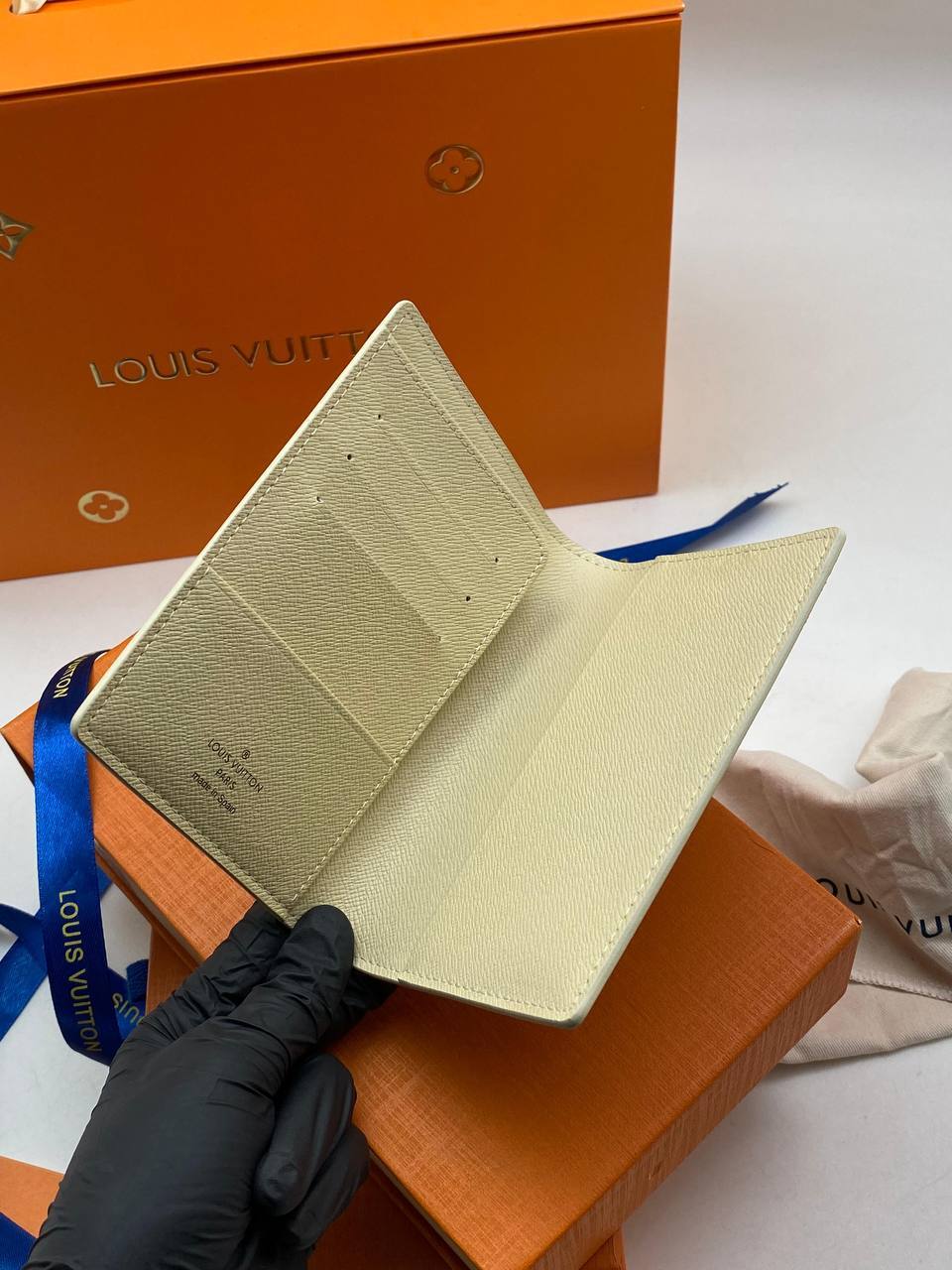 Серо-бежевая обложка на паспорт Louis Vuitton BP-42159 Серо-бежевая обложка на паспорт Louis Vuitton BP-42159