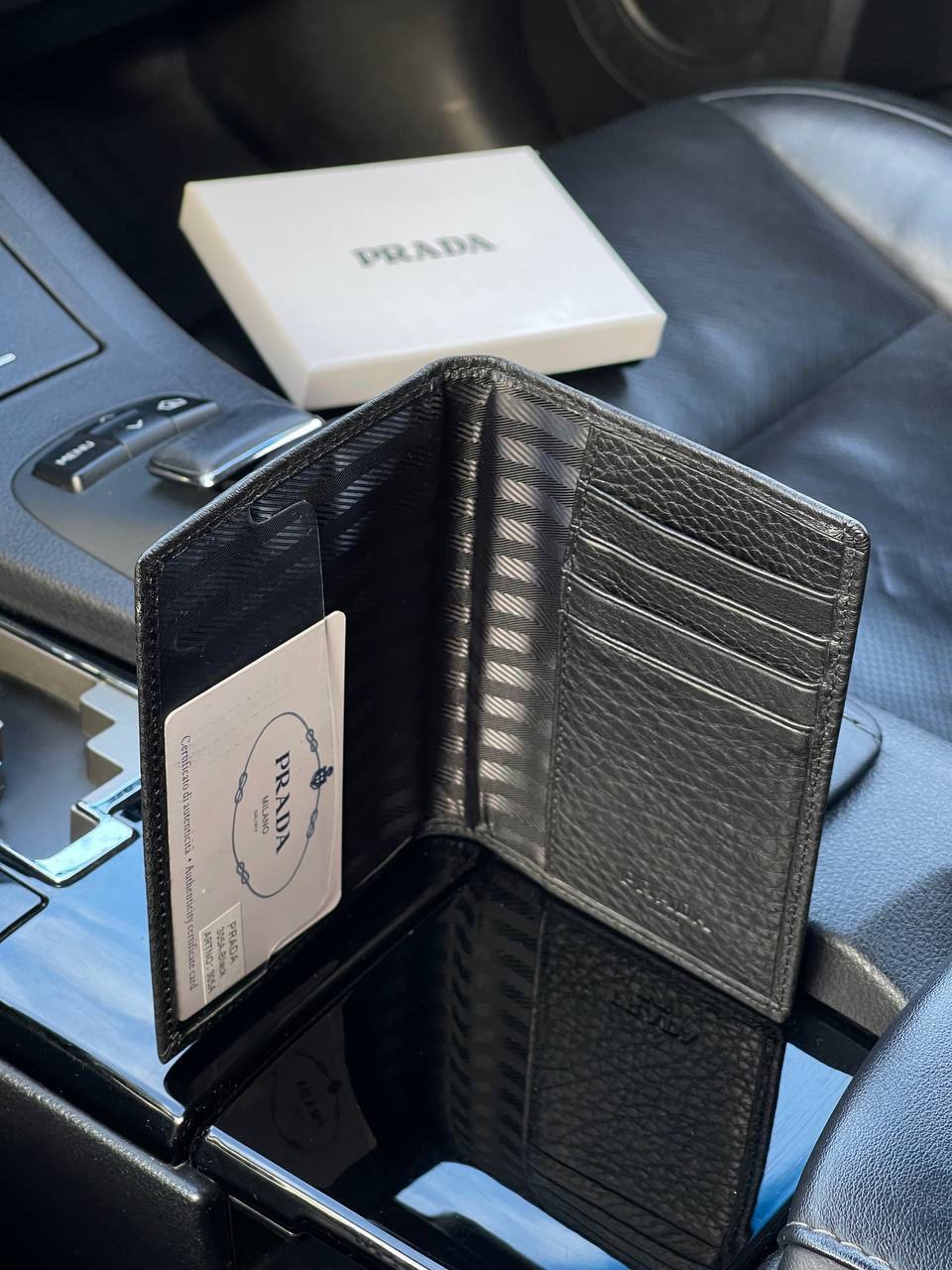 Черная кожаная обложка для паспорта Prada BP-21605 Черная кожаная обложка для паспорта Prada BP-21605