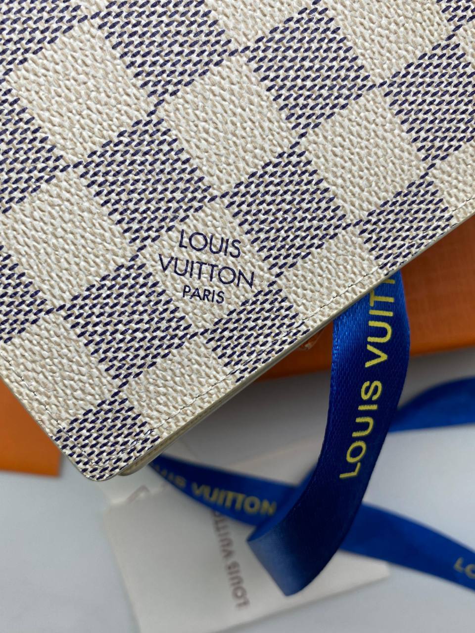 Серо-бежевая обложка на паспорт Louis Vuitton BP-42159 Серо-бежевая обложка на паспорт Louis Vuitton BP-42159