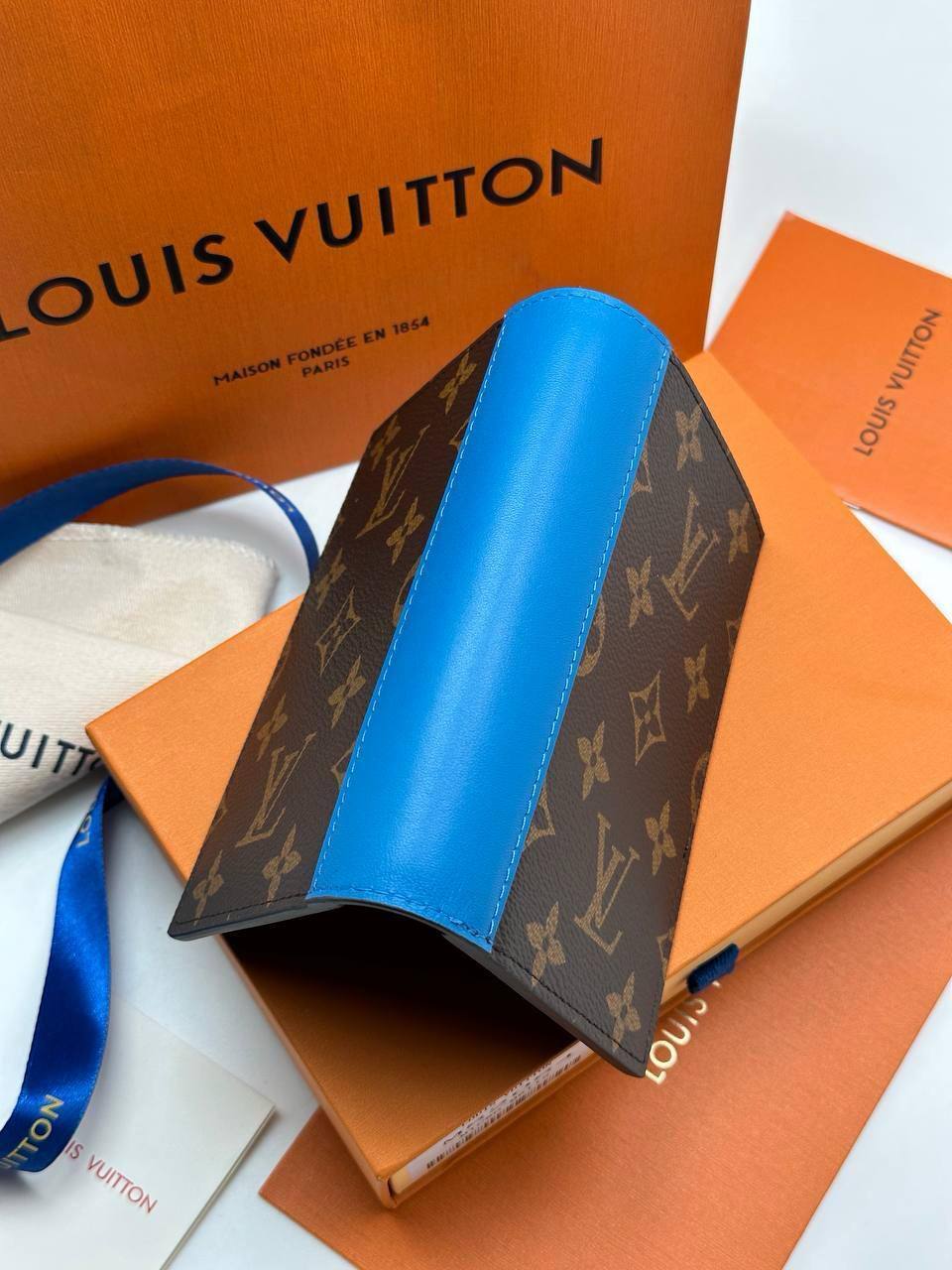 Премиум обложка на паспорт Louis Vuitton коричнево-голубая BP-45435 Премиум обложка на паспорт Louis Vuitton коричнево-голубая BP-45435