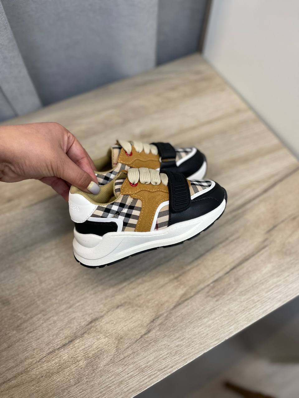 Burberry кроссовки лимитные BP-41242 Burberry кроссовки лимитные BP-41242