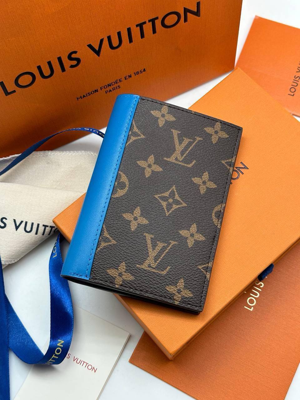 Премиум обложка на паспорт Louis Vuitton коричнево-голубая BP-45435 Премиум обложка на паспорт Louis Vuitton коричнево-голубая BP-45435